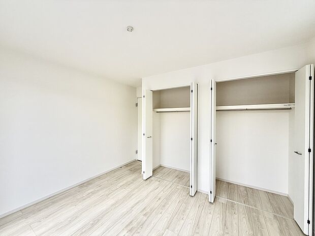 【リビング以外の居室】■ご夫婦で使い分けて利用できる勝手の良いクローゼット