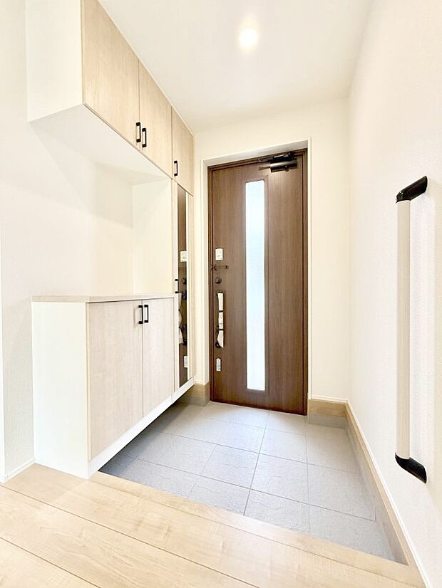 【玄関】■ 家族やゲストをやさしく迎える、心地よい空間