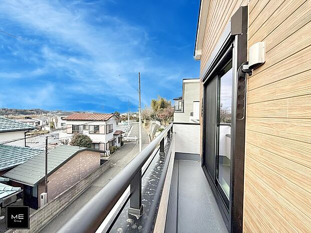 【バルコニー】■ 季節の移ろいを感じられる開放的な空間です