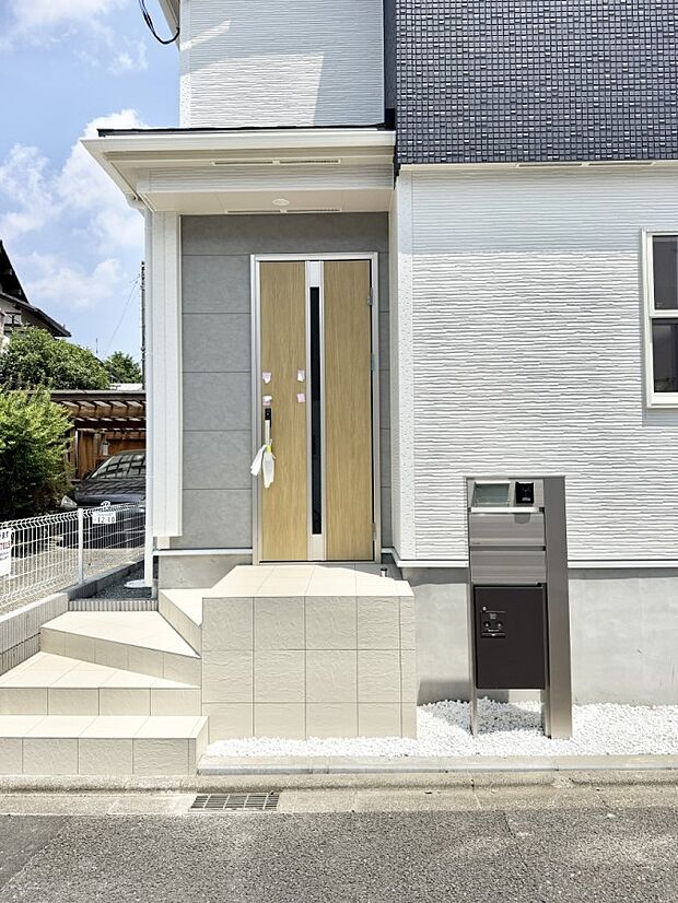 【玄関】■ 家族とゲストをやさしく迎える、心温まる玄関