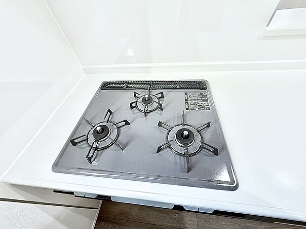 【3口ガスコンロ】■３口コンロのシステムキッチンで料理の手順もスムーズに