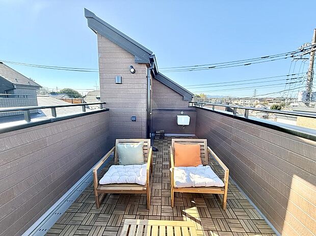 【バルコニー】■ 心地よい風と光を感じる、くつろぎのバルコニー