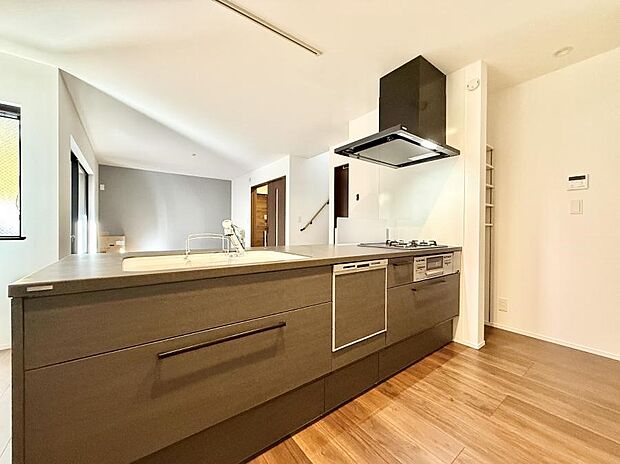 【ダイニングキッチン】キッチンスペースもゆったり！  