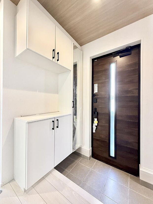 【玄関】■ 家族やゲストをやさしく迎える、心地よい空間