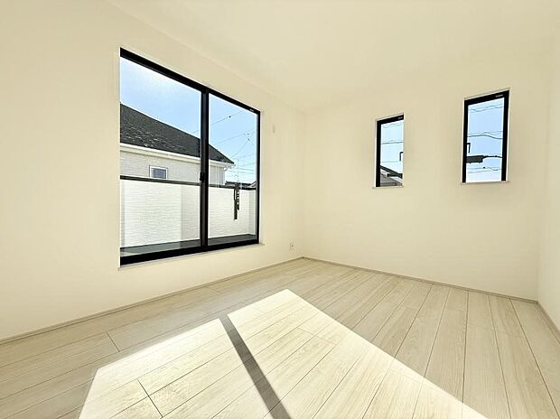 【リビング以外の居室】■清潔感あふれるお部屋で毎日を快適に過ごせます