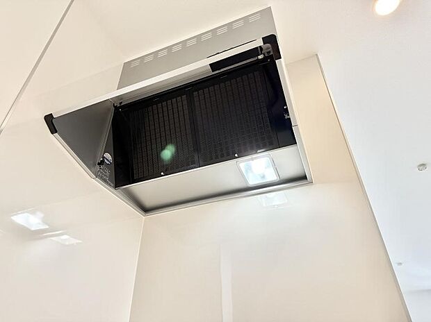 【レンジフード】■調理時の蒸気や匂いが換気扇に誘導され、効率的に排煙ができます。