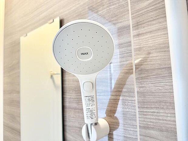 【止水シャワーヘッド】■手元で簡単に止水できるため、水の無駄遣いを減らすことができます。