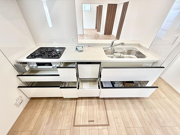 【キッチン】■収納力豊富なシステムキッチンです！