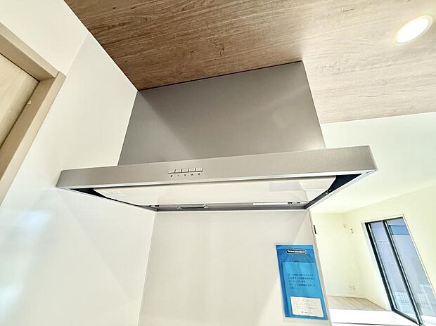 【レンジフード】■調理時の蒸気や匂いが換気扇に誘導され、効率的に排煙ができます。