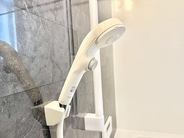 【止水シャワーヘッド】■手元で簡単に止水できるため、水の無駄遣いを減らすことができます。