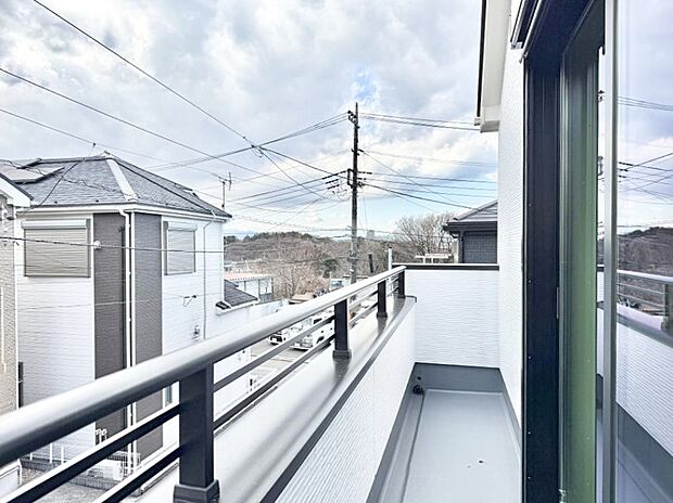 【バルコニー】■ 心地よい風と光を感じる、くつろぎのバルコニー