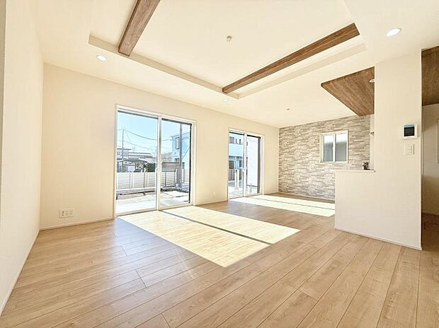 【ダイニング】■陽ざしが射し込む明るいLDKは家族でのんびり寛げます♪  