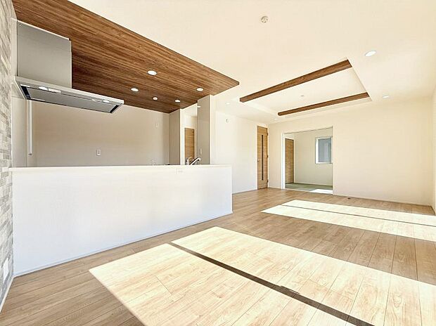 【リビングダイニング】■白を基調としたリビングはどんなインテリアにもマッチします