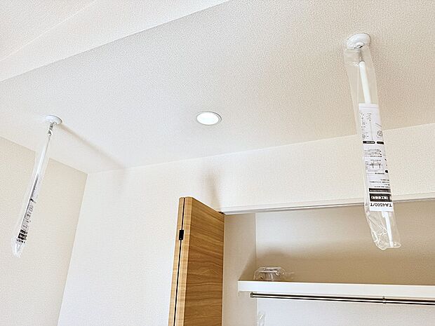 【室内物干し】■天候や時間を気にせず洗濯物を干せ、紫外線から衣類を守れます。