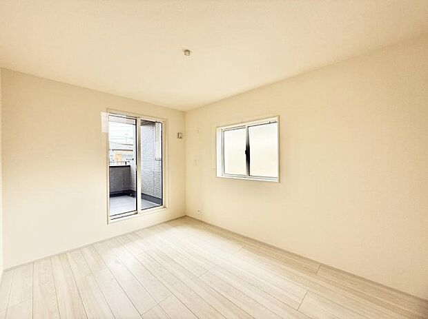 【寝室】■シンプルな空間で、収納付きベッドやデスクなど、多機能な家具を活用しやすいです