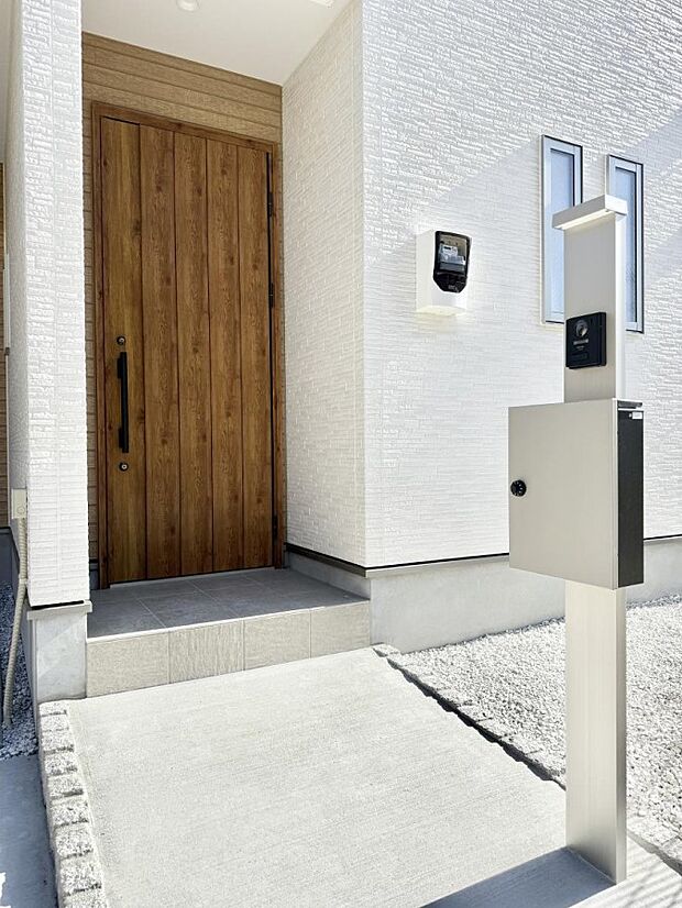 【玄関】■ 帰るたびにホッとする、安心感のある佇まい