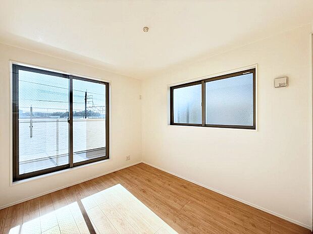 【リビング以外の居室】■落ち着いた色合いのお部屋で穏やかな時間を楽しめます