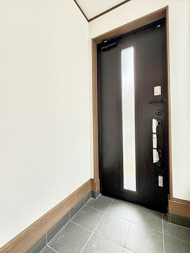 【玄関】■ 家族やゲストをやさしく迎える、心地よい空間