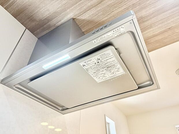 【レンジフード】■調理時の蒸気や匂いが換気扇に誘導され、効率的に排煙ができます。