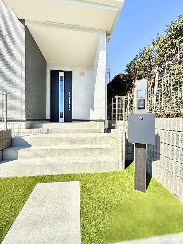 【玄関】■ 帰るたびにホッとする、安心感のある佇まい