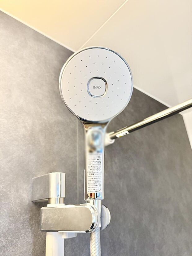 【止水シャワーヘッド】■手元で簡単に止水できるため、水の無駄遣いを減らすことができます。