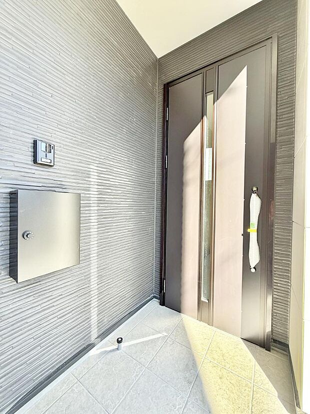 【玄関】■ 心地よい暮らしへとつながる、温かい玄関