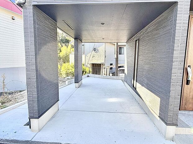 【駐車場】ビルトイン車庫で雨にぬれる心配がありません  