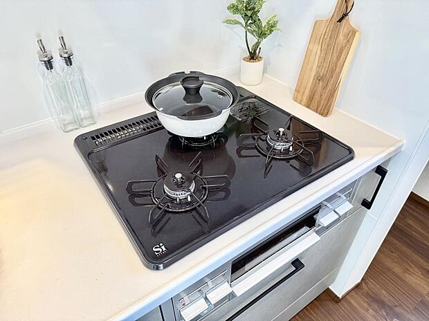 【3口ガスコンロ】■複数の鍋が同時に使えますね