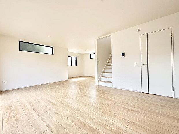 【リビングダイニング】ここにいる時間が一番長いから　やっぱりリビングは明るい方がいいですよね