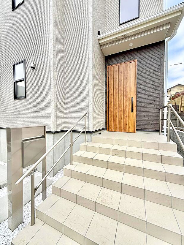 【玄関】■ 心地よい暮らしへとつながる、温かい玄関