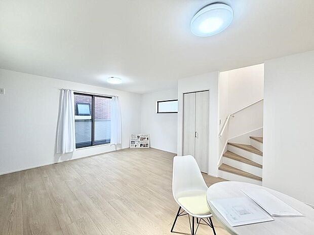 【ダイニング】■リビングイン階段を採用！コミュニケーションが取りやすいですね  