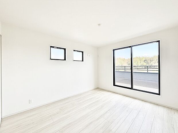 【リビング以外の居室】6号棟 ■落ち着いた色合いのお部屋で穏やかな時間を楽しめます
