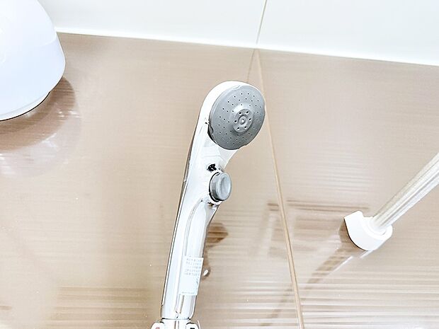 【止水シャワーヘッド】■手元で簡単に止水できるため、水の無駄遣いを減らすことができます。