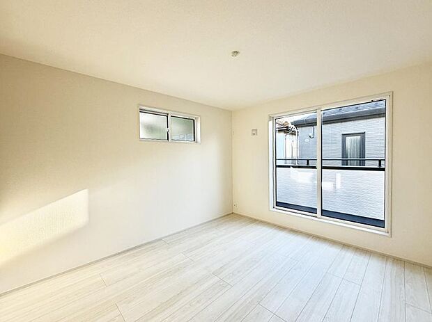 【リビング以外の居室】■落ち着いた色合いのお部屋で穏やかな時間を楽しめます