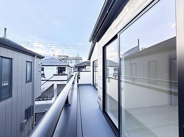 【バルコニー】■ 季節の移ろいを感じられる開放的な空間です