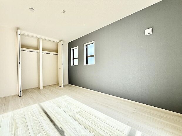 【寝室】■お洒落なアクセントクロスが素敵です  