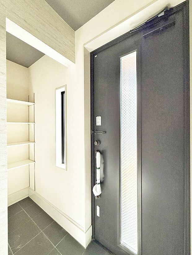 【玄関】■ 家族やゲストをやさしく迎える、心地よい空間