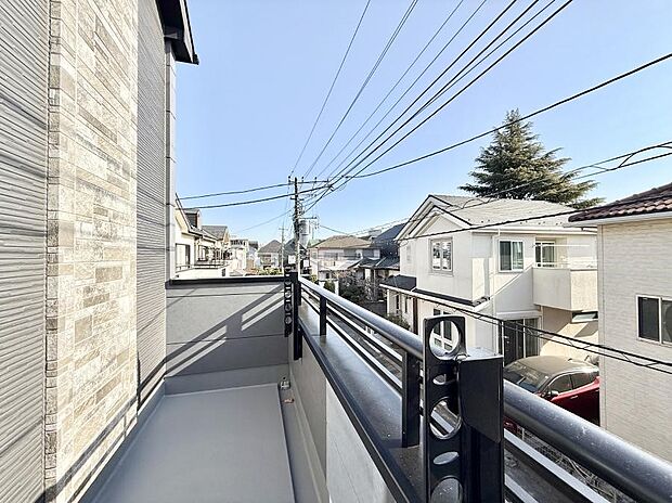 【バルコニー】■ 季節の移ろいを感じられる開放的な空間です