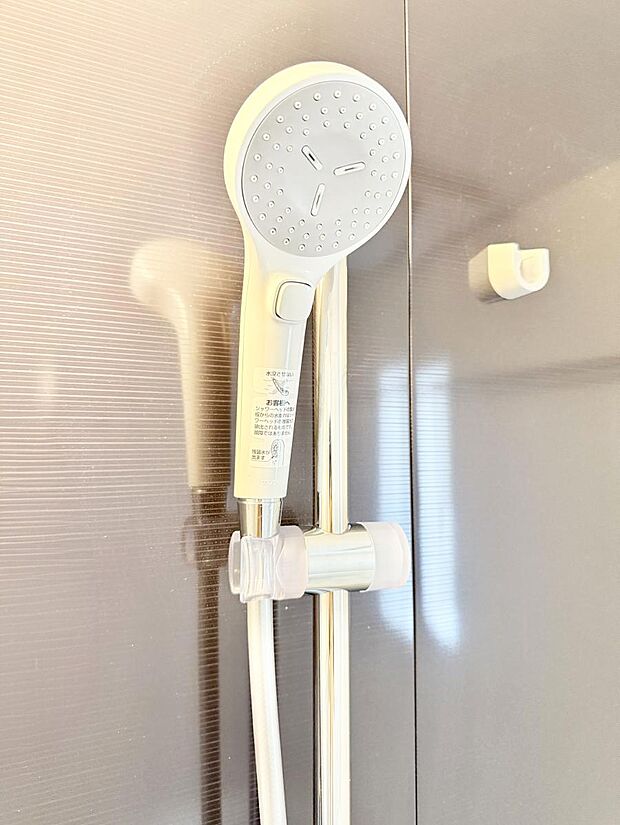 【止水シャワーヘッド】■手元で簡単に止水できるため、水の無駄遣いを減らすことができます。