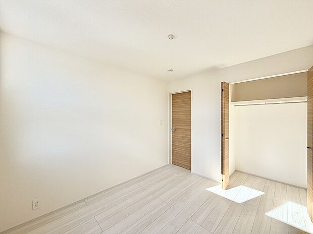 【リビング以外の居室】■畳コーナーは、キッズスペースとしてご利用するのもいいですね。