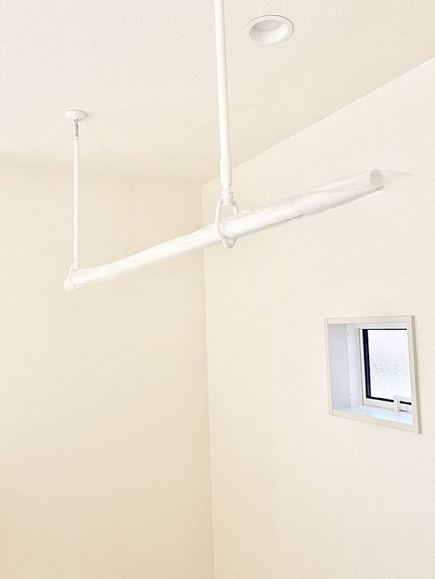 【室内物干し】■天候や時間を気にせず洗濯物を干せ、紫外線から衣類を守れます。