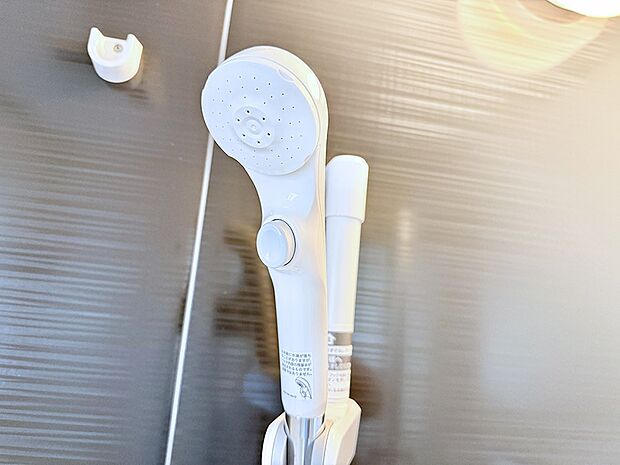 【止水シャワーヘッド】■手元で簡単に止水できるため、水の無駄遣いを減らすことができます。  