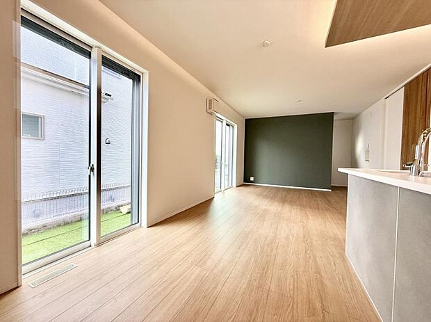 【リビング】■光と風を感じる、リラックスできる空間