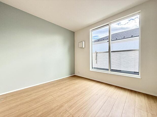 【リビング以外の居室】■落ち着いた色合いのお部屋で穏やかな時間を楽しめます