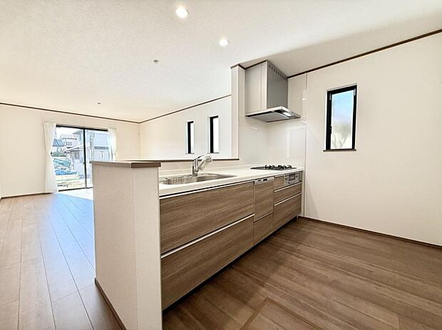 【ダイニングキッチン】■広々としたキッチンスペースでお料理も楽しくなりますね！