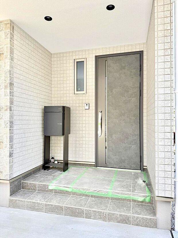 【玄関】■ 心地よい暮らしへとつながる、温かい玄関