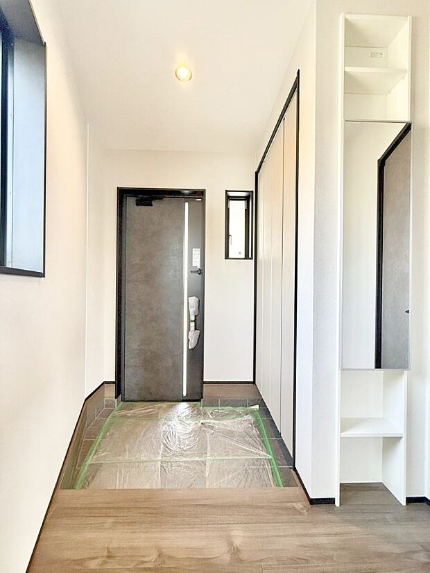 【玄関】■ 毎日を気持ちよく迎える、明るく温もりのある玄関