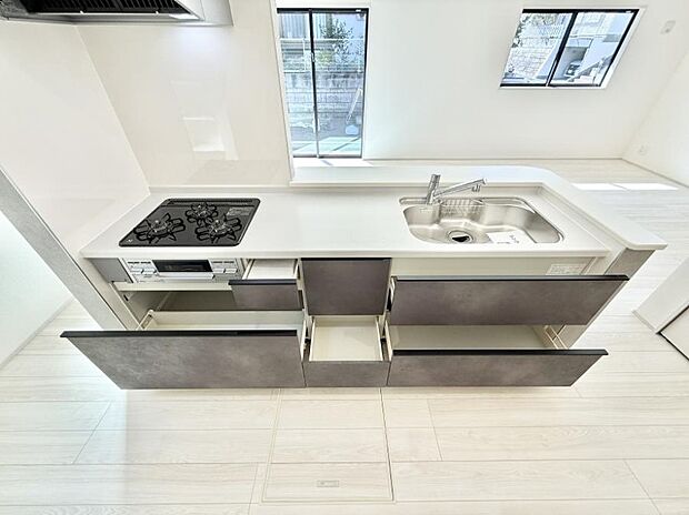 【キッチン】収納力豊富なシステムキッチンです！