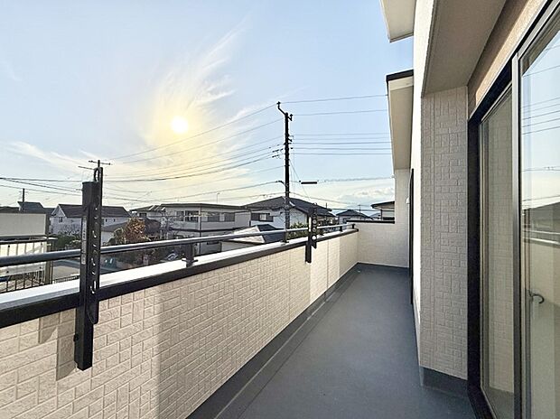 【バルコニー】■ 季節の移ろいを感じられる開放的な空間です