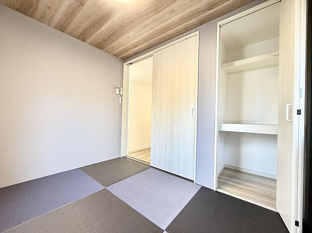 【リビング以外の居室】■落ち着いた色合いのお部屋で穏やかな時間を楽しめます